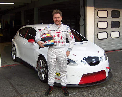 Christoffer foran sin jomfrueligt hvide Seat Leon